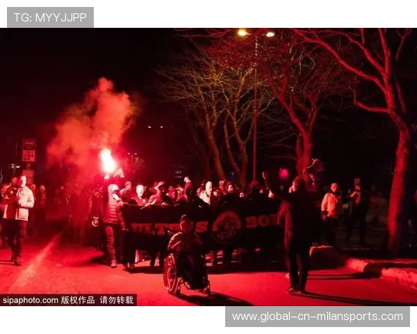 成都蓉城拜合拉木前点抢位，甩头攻门擦梁而出